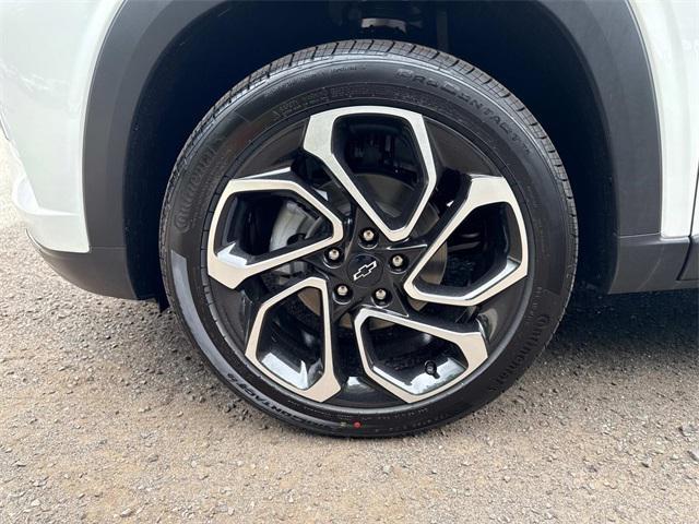 Photo of 2025 Summit White Chevrolet Trax