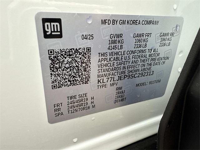 Photo of 2025 Summit White Chevrolet Trax