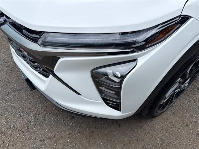 Photo of 2025 Summit White Chevrolet Trax