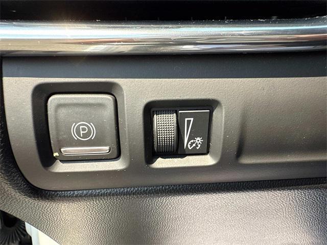 Photo of 2020 Crystal White Tricoat Cadillac XT4