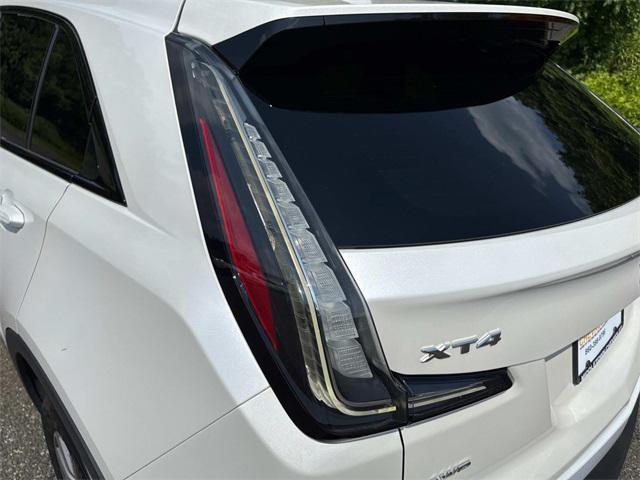 Photo of 2020 Crystal White Tricoat Cadillac XT4