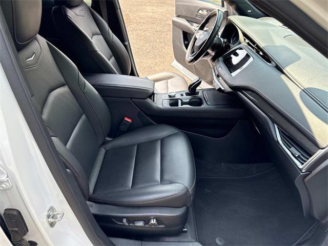 Photo of 2020 Crystal White Tricoat Cadillac XT4