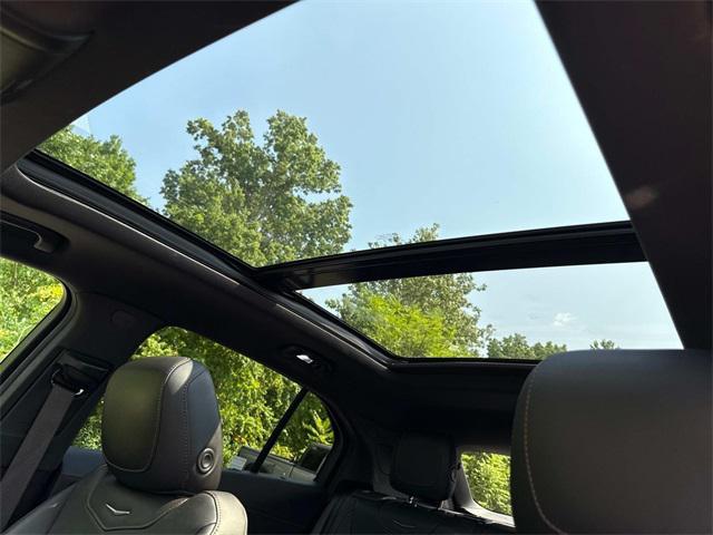 Photo of 2020 Crystal White Tricoat Cadillac XT4