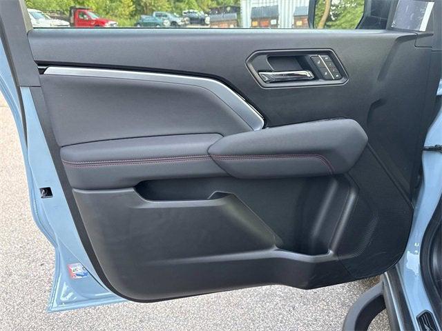 Photo of 2025 Snowdrift Metallic Chevrolet Colorado