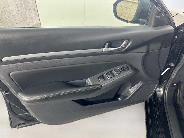 Photo of 2022 Black Nissan Altima