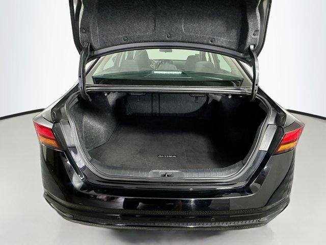 Photo of 2022 Black Nissan Altima