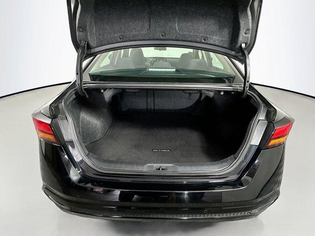 Photo of 2022 Black Nissan Altima