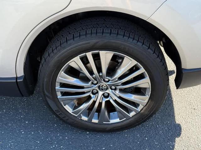 Photo of 2021 Titanium Glow Toyota Venza
