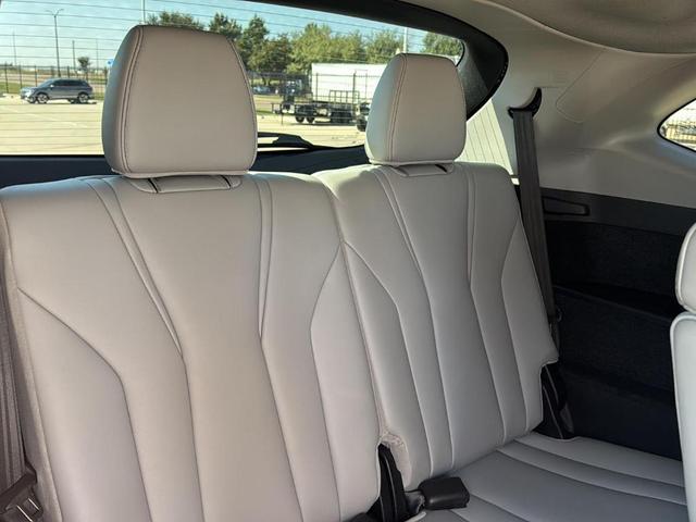 Photo of 2023 Lunar Silver Metallic Acura MDX