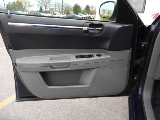 Photo of 2005 Blue Chrysler 300