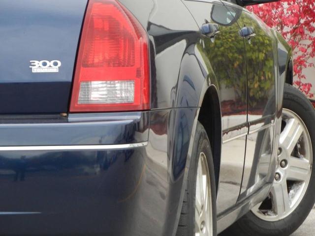 Photo of 2005 Blue Chrysler 300