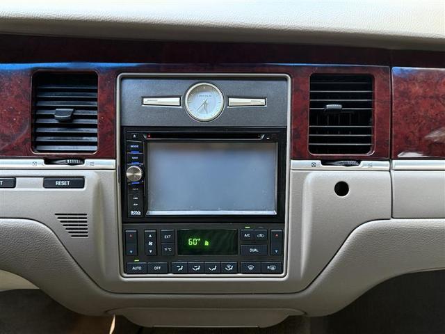 Photo of 2005 White Lincoln Town Car