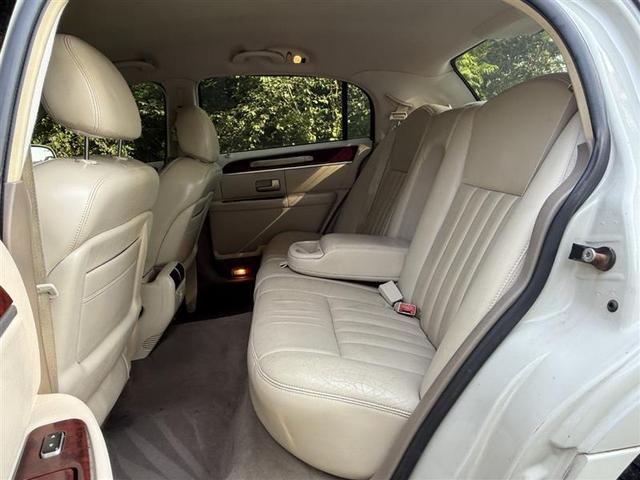 Photo of 2005 White Lincoln Town Car