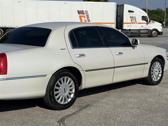 Photo of 2005 White Lincoln Town Car