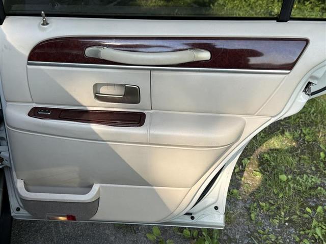 Photo of 2005 White Lincoln Town Car