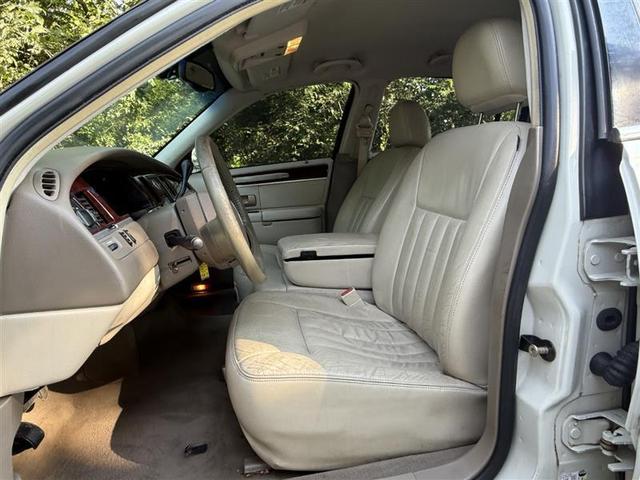 Photo of 2005 White Lincoln Town Car