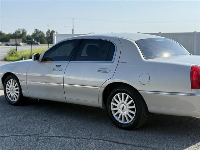Photo of 2005 White Lincoln Town Car