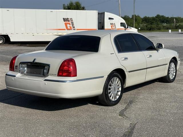 Photo of 2005 White Lincoln Town Car