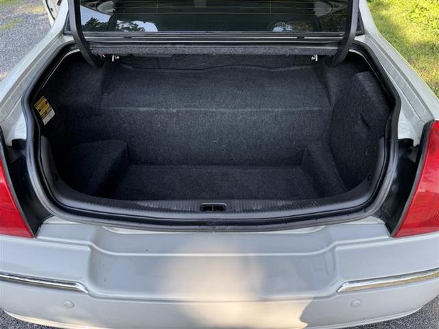 Photo of 2005 White Lincoln Town Car