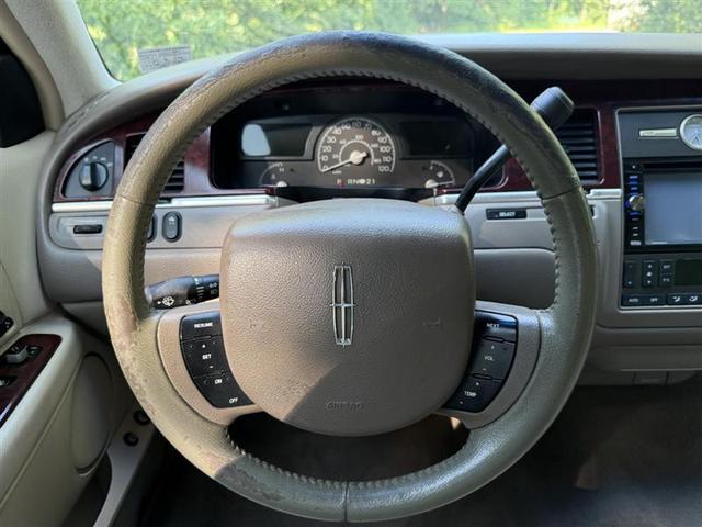Photo of 2005 White Lincoln Town Car