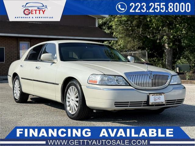 Photo of 2005 White Lincoln Town Car