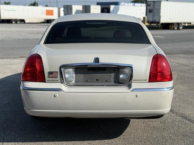 Photo of 2005 White Lincoln Town Car