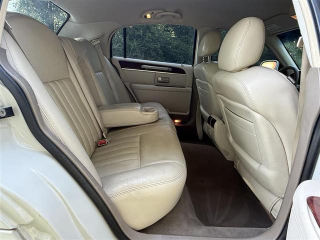 Photo of 2005 White Lincoln Town Car