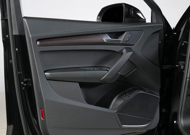 Photo of 2025 Mythos Black Metallic Audi Q5