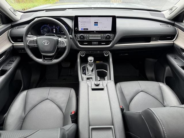 Photo of 2024 Celestial Silver Metallic Toyota Grand Highlander