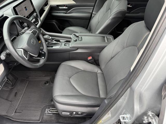 Photo of 2024 Celestial Silver Metallic Toyota Grand Highlander