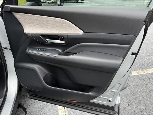Photo of 2024 Celestial Silver Metallic Toyota Grand Highlander