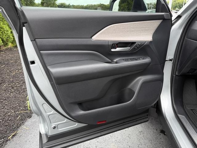 Photo of 2024 Celestial Silver Metallic Toyota Grand Highlander