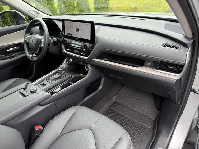 Photo of 2024 Celestial Silver Metallic Toyota Grand Highlander