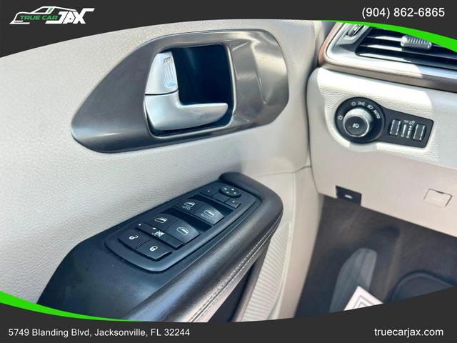 Photo of 2017 Tusk White Chrysler Pacifica