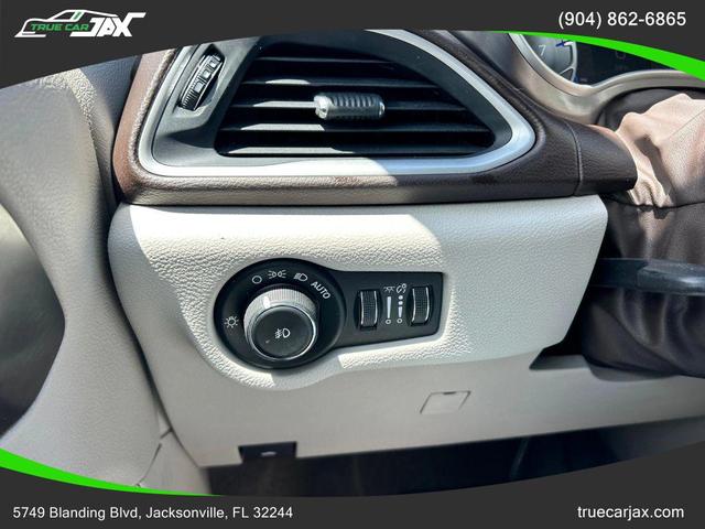 Photo of 2017 Tusk White Chrysler Pacifica