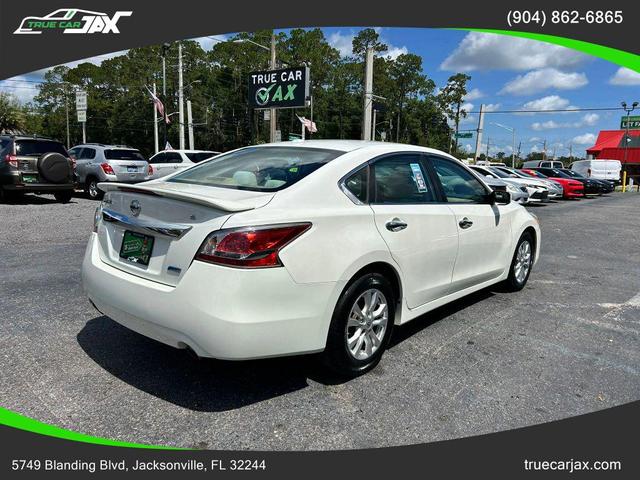 Photo of 2014 Pearl White Nissan Altima
