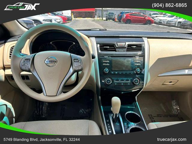 Photo of 2014 Pearl White Nissan Altima