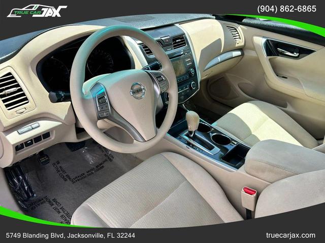 Photo of 2014 Pearl White Nissan Altima