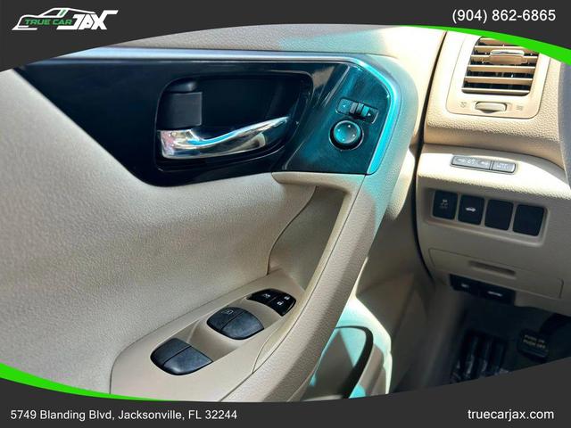 Photo of 2014 Pearl White Nissan Altima
