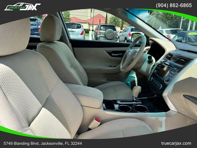 Photo of 2014 Pearl White Nissan Altima