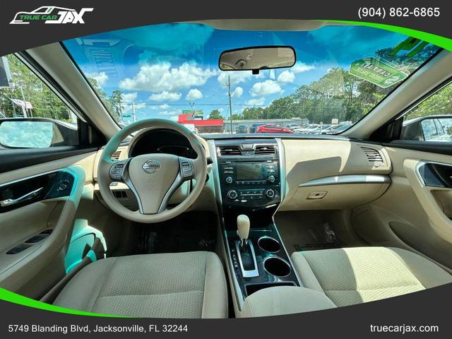 Photo of 2014 Pearl White Nissan Altima