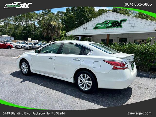Photo of 2014 Pearl White Nissan Altima
