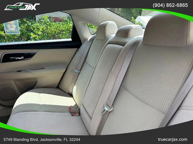 Photo of 2014 Pearl White Nissan Altima