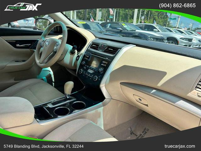 Photo of 2014 Pearl White Nissan Altima