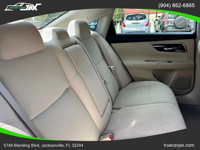 Photo of 2014 Pearl White Nissan Altima
