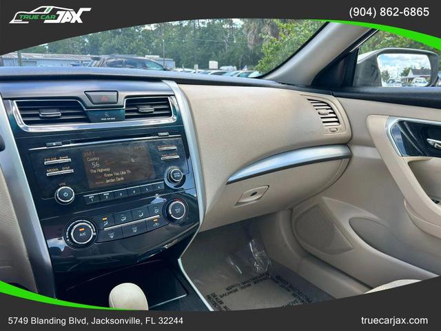 Photo of 2014 Pearl White Nissan Altima
