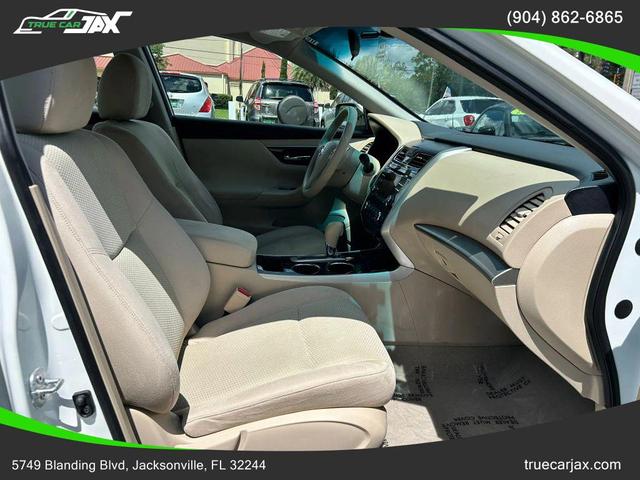 Photo of 2014 Pearl White Nissan Altima