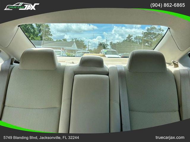 Photo of 2014 Pearl White Nissan Altima