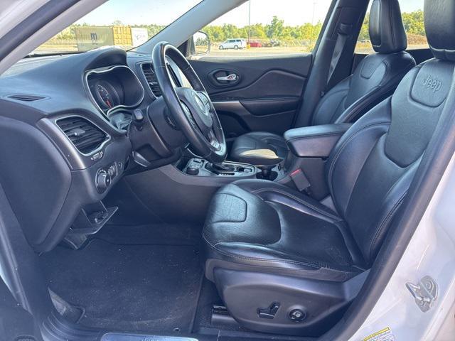 Photo of 2019 Bright White Clearcoat Jeep Cherokee