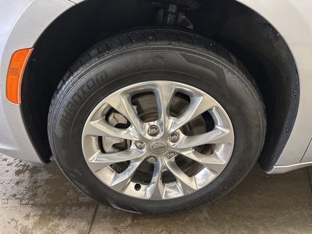 Photo of 2021 Billet Silver Metallic Clearcoat Chrysler Pacifica